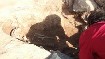 Una de les deu tombes que s'han localitzat al nucli de Gaià; totes estan excavades a la roca, resseguint la forma del cos humà CARMINA OLIVERAS