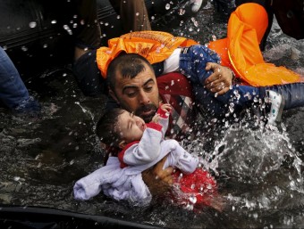 Una de les imatges, de Yannis Behrakis del 24 de setembre de 2015 a Lesbos, sobre la cobertura de la crisi dels refugiats que comparteix el premi Pulitzer de Reuters i New York Times. REUTERS/Yannis Behrakis