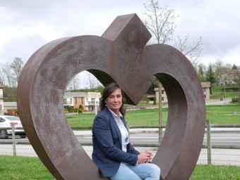 L'alcaldessa, en una foto d'arxiu, al monument que Sant Pau ha dedicat als malalts de cor. EL PUNT AVUI
