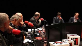 Jordi Basté d'‘El món a RAC1' des del Teatre Municipal durant l'entrevista a Puigdemont que va tocar el Tro de Ferro. SARA CABARROCAS / RAC1