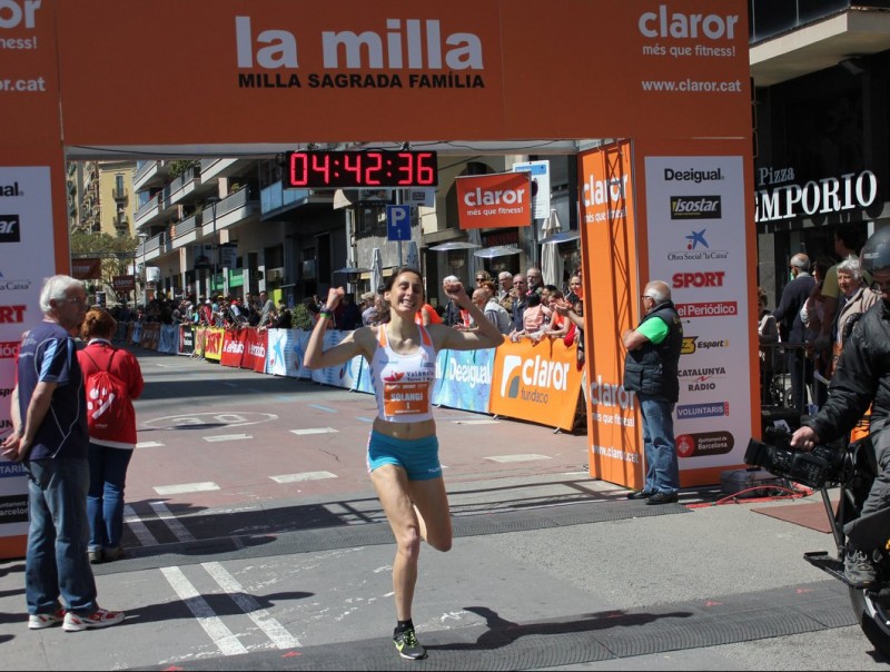 Solange Pereira, en el moment de creuar la meta per cinquena vegada com a vencedora en la milla de la Sagrada Família FUNDACIÓ CLAROR