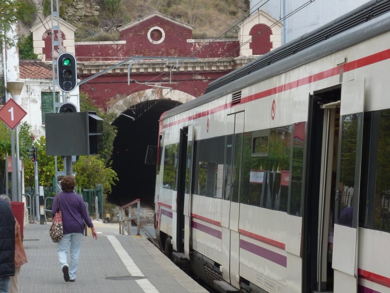 Un tren de Rodalies a l'estació de Sant Pol de Mar, una de les afectades per la incidència LLUÍS ARCAL / ARXIU