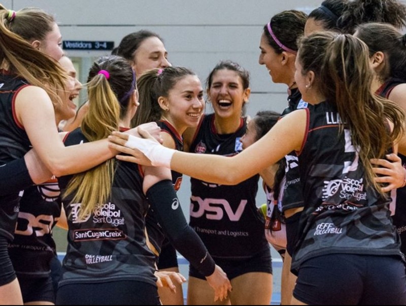 Les jugadores del Club Voleibol Sant Cugat celebren l'ascens de categoria que van assolir dissabte passat XAVIER SEDÓ