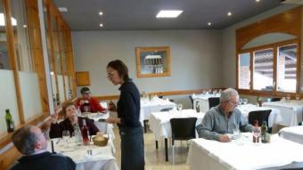Comensals dinant ahir al restaurant Cal Quico de Prats de Lluçanès, a un quarts de dues de la tarda A.A