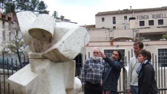 Erill, Vancells, Sala i Morell, ahir, davant l'escultura que ja s'ha instal·lat a la plaça de la Pedrera, de gairebé dos metres i 4.500 quilos de pes CARMINA OLIVERAS