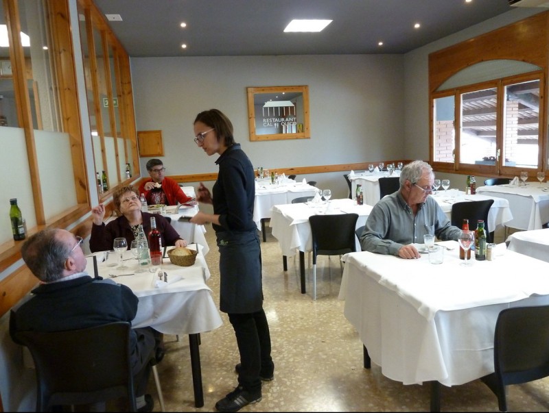 Comensals dinant ahir al restaurant Cal Quico de Prats de Lluçanès, a un quarts de dues de la tarda A.A