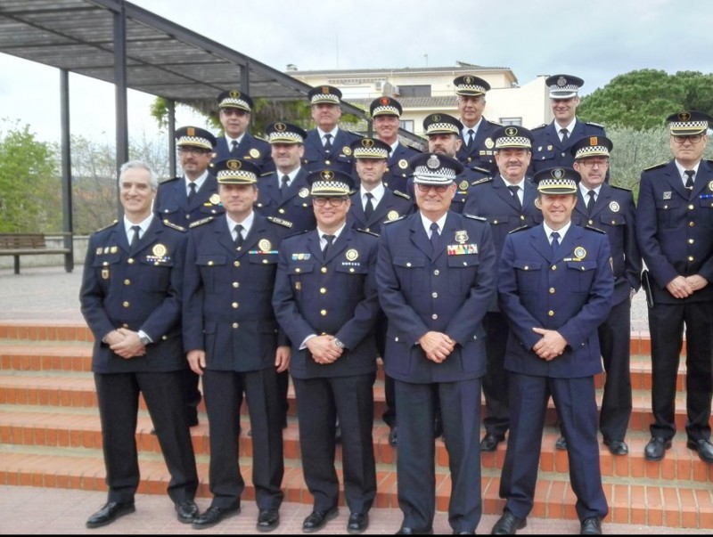 Els caps de policia posen junts davant de l'Ajuntament de Calonge, on ahir van celebrar la seva reunió anual. TRUASOLER