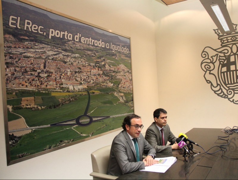 El conseller Josep Rull i l'alcalde d'Igualada, Marc Castells, van anunciar ahir els primers tràmits del nou vial ÒSCAR LÓPEZ