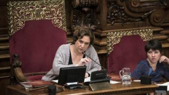 L'alcaldessa de Barcelona Ada Colau i la tinenta d'alcalde de Drets Socials Laia Ortiz, durant el ple d'ahir JOSEP LOSADA