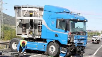 Un operari de la grua retira el camió implicat en l'accident, aquest divendres a Montblanc ACN