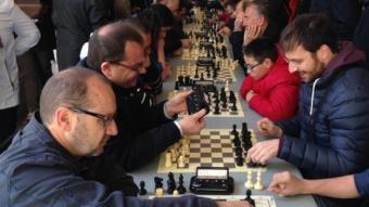 Jugadors d'escacs, sota el porxo d'entrada a l'ajuntament de Figueres. J. PUNTÍ