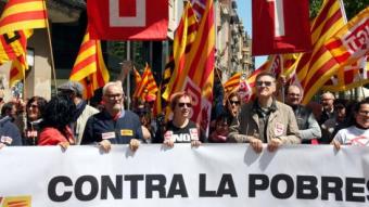 Dirigents de CCOO i la UGT a Lleida subjecten la pancarta que encapçalava la manifestació ACN