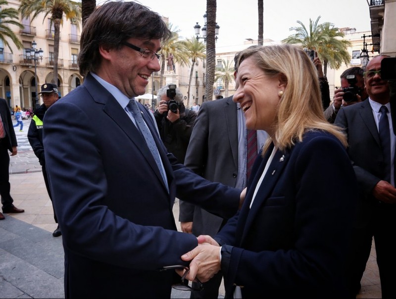 El president Puigdemont va visitar divendres Vilanova, on va ser rebut per la seva alcaldessa, Neus Lloveras J. BEDMAR