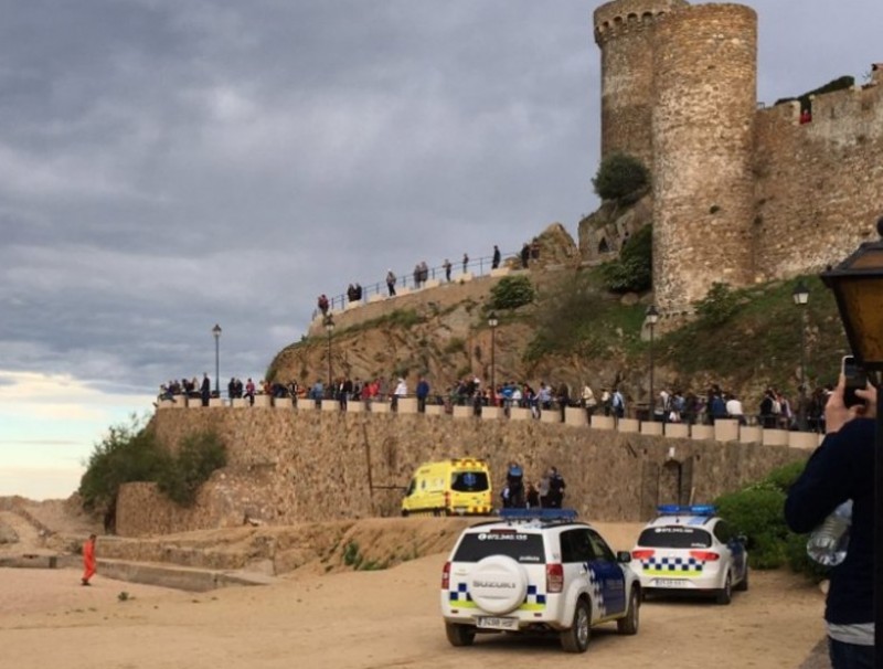 Efectius d'emergència i curiosos, ahir en la muralla de Tossa de Mar on es va produir l'accident NÚRIA CARNÉ