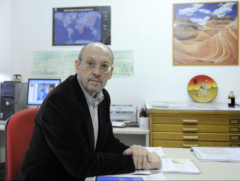 Mariano Marzo, al seu despatx de la Facultat de Geologia.  JOSEP LOSADA