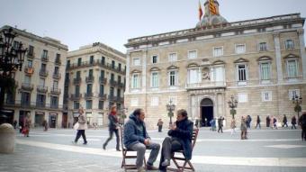 David Fernández i Jaume Asens a la plaça de Sant Jaume n una de les converses del documental. ZEBA PRODUCCIONS