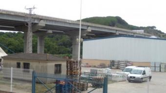 Imatge d'arxiu de la nau de l'empresa Amargant de Sant Pol construïda a menys de cinquanta metre de l'autopista T.M