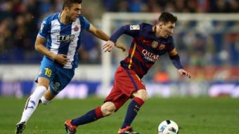 Joan Jordán persegueix Leo Messi en el partit d'anada de l'eliminatòria de copa d'aquest any que va guanyar el Barça. TONI ALBIR / EFE