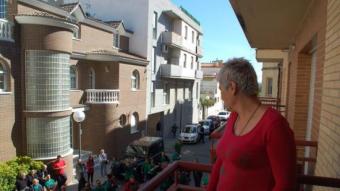 Maria Jesús Riobo, des del balcó de casa seva, observa el suport mostrat pels membres de la plataforma B. URZAIZ