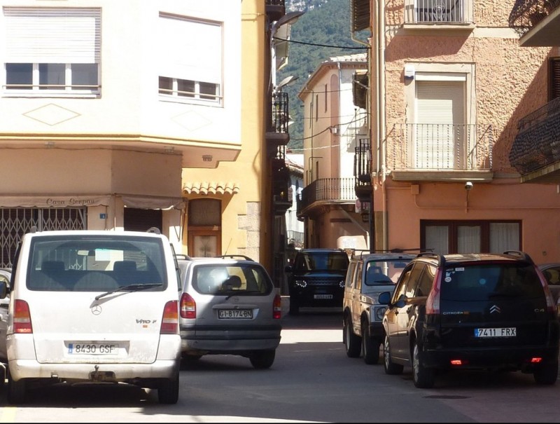 La plaça del Mercat i el començament del carrer de França de Tortellà, ahir al matí. R. E