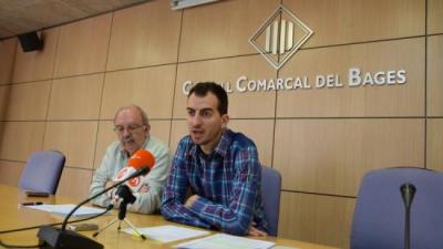 En primer terme, el conseller comarcal d'Acció Social, Albert Marañón, al costat del conseller comarcal d'Habitatge, Joan Badia, ahir JORDI PREÑANOSA