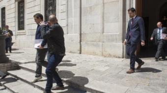 Agents de la Guàrdia Civil i personal judicial, sortint de l'ajuntament de Tarragona, després de l'escorcoll TJREK