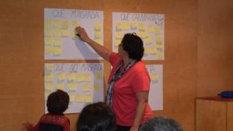 L'alcaldessa de Vilobí, Cristina Mundet, en el taller participatiu que es va fer a Can Roscada. EL PUNT AVUI
