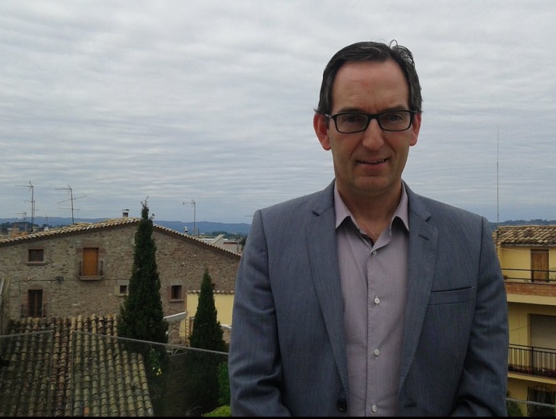 L'alcalde de Sant Fruitós de Bages, divendres a la terrassa de l'ajuntament, des d'on es veu part del municipi bagenc. MAR VICENTE