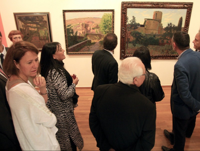 La inauguració de l'exposició, durant la visita de les autoritats a la sala dedicada a Girona i la seva comarca LLUÍS SERRAT