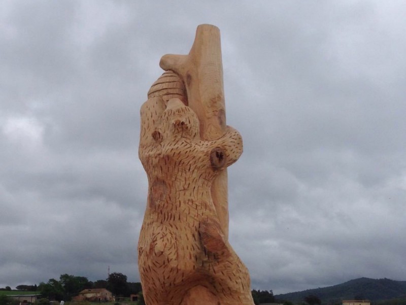 Una imatge de l'escultura de David Borrell, feta amb xerrac i destral sobre una estructura de fusta, ahir a Vidreres EPA