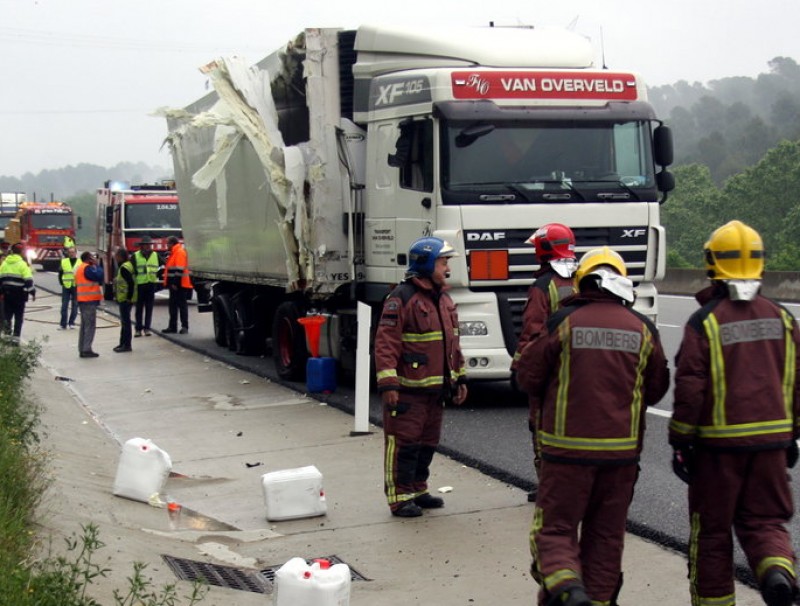 Els serveis d'emergència, treballant en l'accident ahir a l'autopista, al terme municipal de Cervià de Ter ACN