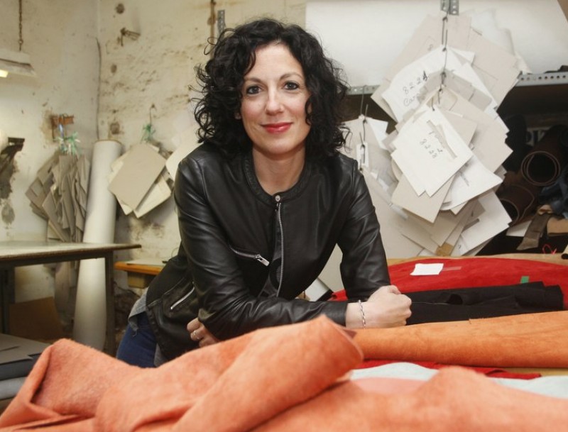 Anna Busquets, al taller on es fan les bosses artesanalment.  ORIOL DURAN