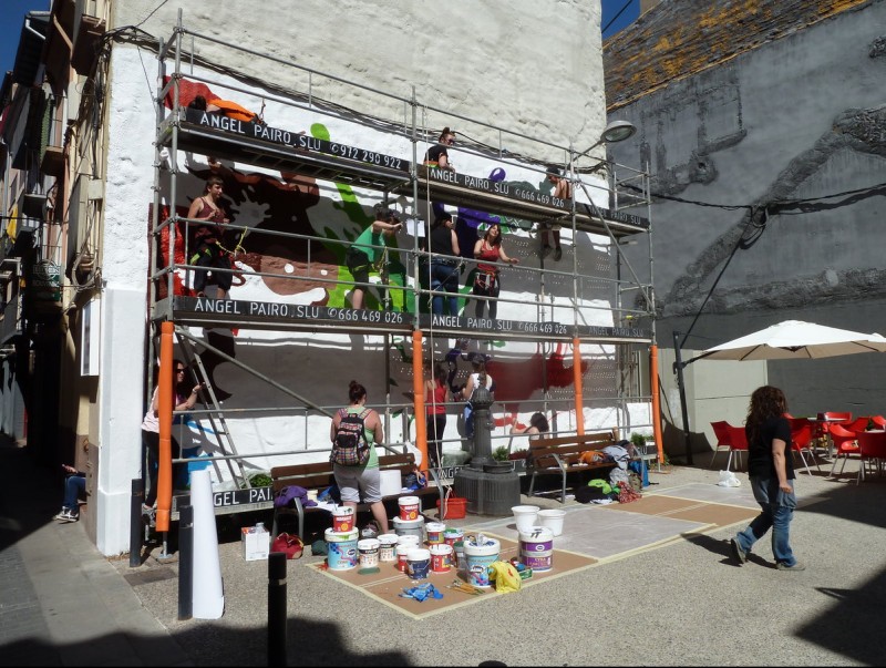 Els alumnes de revestiments murals el dia en què van començar els treballs del nou mural. J.C