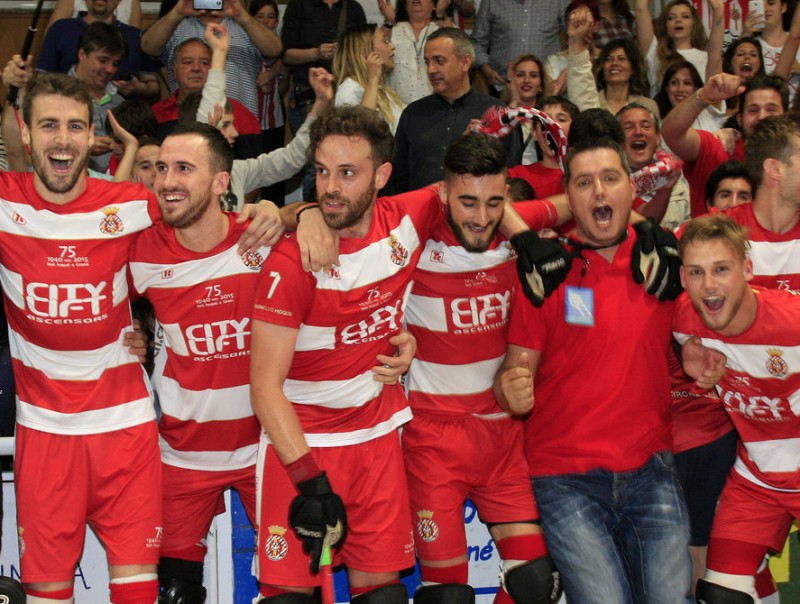 Alguns jugadors del Citylift Girona celebrant l'ascens LLUÍS SERRAT