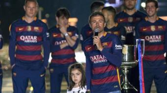Luis Enrique, dilluns al Camp Nou amb la seva filla, té ara una feina clau per garantir futurs títols. donar baixes i fitxar bé. QUIQUE GARCÍA / EFE
