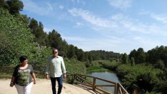 El diputat de Medi Ambient,Josep Bort, ha visitat la Cova Negra. EL PUNT AVUI