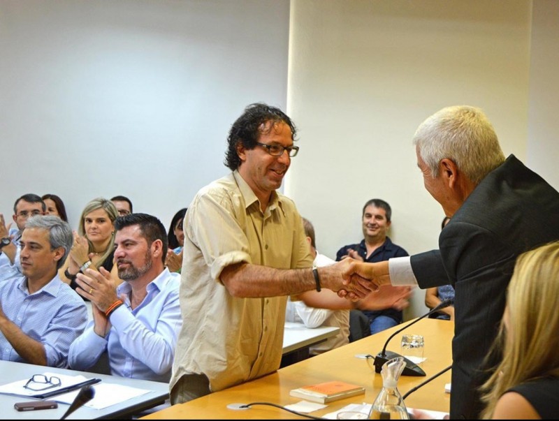 El president del Consell , Agustí Comas, el dia del seu nomenament; just darrera, Joan Torres aplaudeix CATPRESS