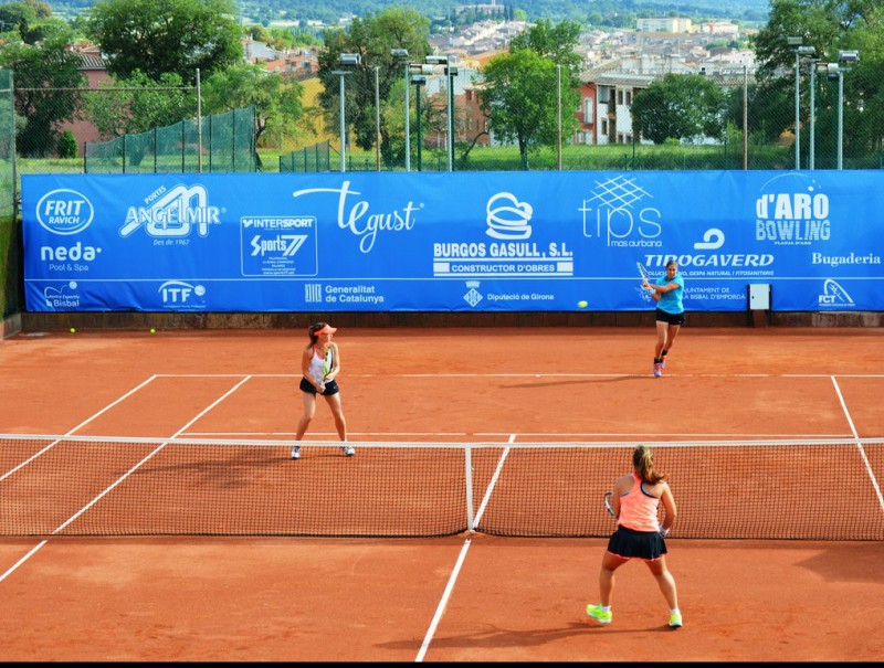 Un partit de dobles de l'ITF del Club Tennis la Bisbal