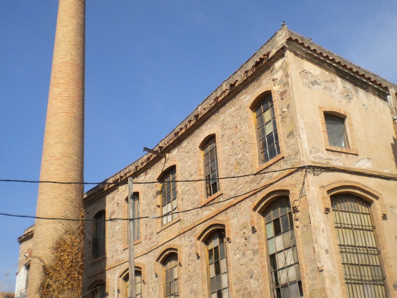 El conjunt de la fàbrica, construïda al segle XVIII, està format per la nau, una capella i una xemeneia de vapor AJS