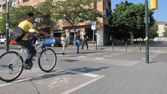 Un ciclista pel carril bici de la plaça Miquel de Palol de Girona. JORDI NADAL