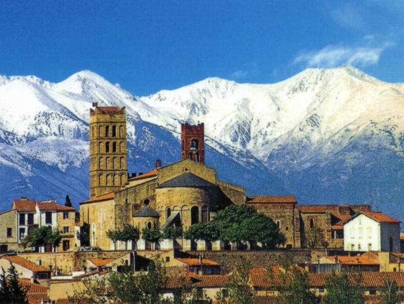 La catedral d'Elna on va tenir lloc la massacre de la població durant la Croada francesa contra Catalunya, amb el Canigó al fons ELNA
