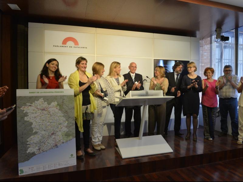 El president dela plataforma per la vegueria, al centre, amb diputats de JxS, CSQP, la CUP i el PSC. FÈLIX MIRÓ