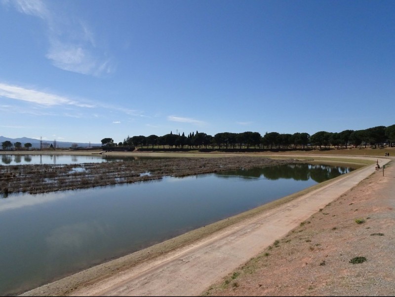 El projecte preveu hotel, restaurants i benzinera a tocar del parc d'oci de l'Agulla; a la imatge, la zona del llac JORDI PREÑANOSA