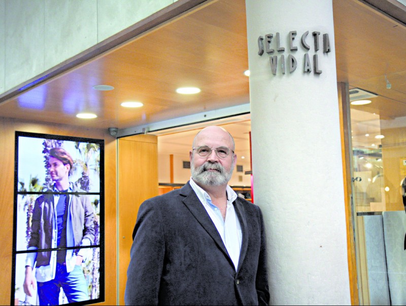 Xavier Vidal, director general, a l'entrada de Selecta Vidal, la botiga del centre de Badalona.  FRANCESC MUÑOZ