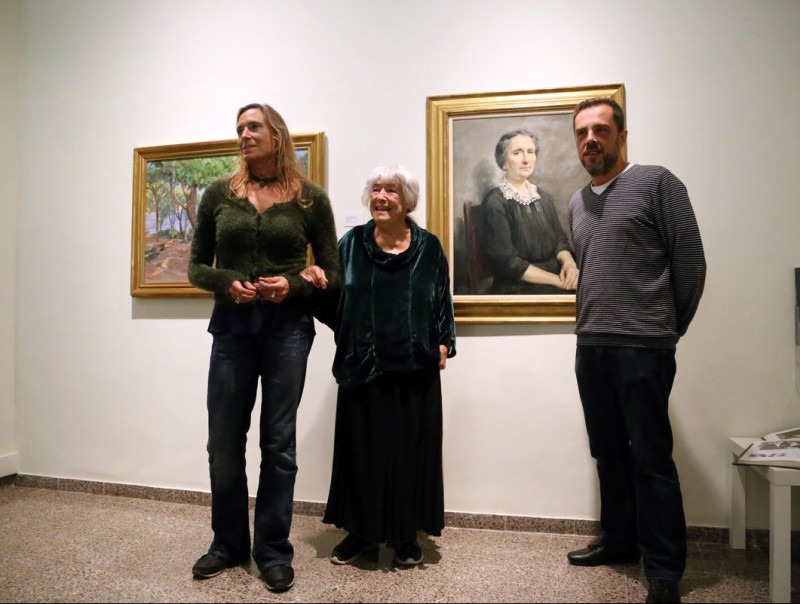 La vídua de l'artista, Anna Maria Sagi, amb la seva filla i el regidor de Cultura, quan va fer donació al Museu de l'Empordà de dues pintures de Pichot, l'octubre passat QUIM PUIG