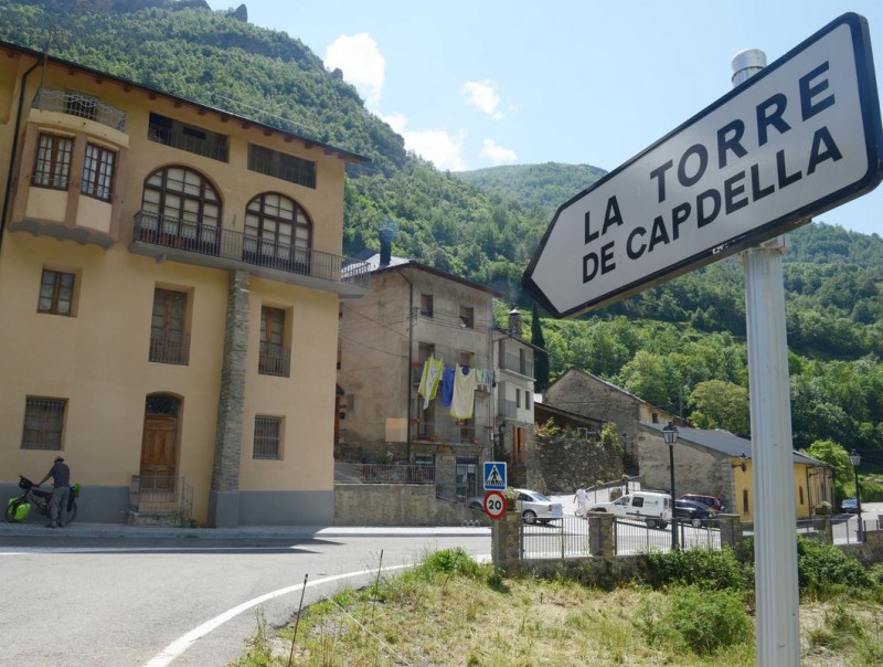 Un cartell a l'entrada del poble, a la Vall Fosca SANTI IGLESIAS