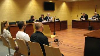 Els acusats durant la celebració del judici, a la secció 4ª de l'Audiència de Girona Ò. PINILLA