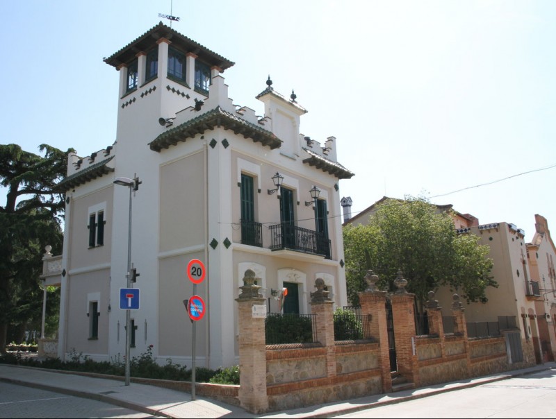 L'edifici destaca com un dels exemples més clars del modernisme als Hostalets de Pierola. ÓSCAR LÓPEZ