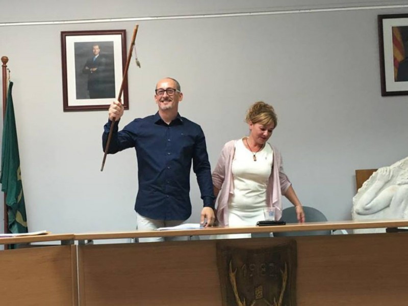 Amadeu Benach dissabte amb la vara d'alcalde. BNY-AM