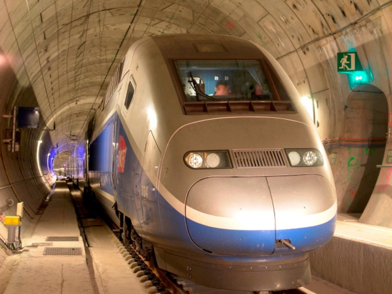 Un tren circulant pel túnel del Pertús TP FERRO